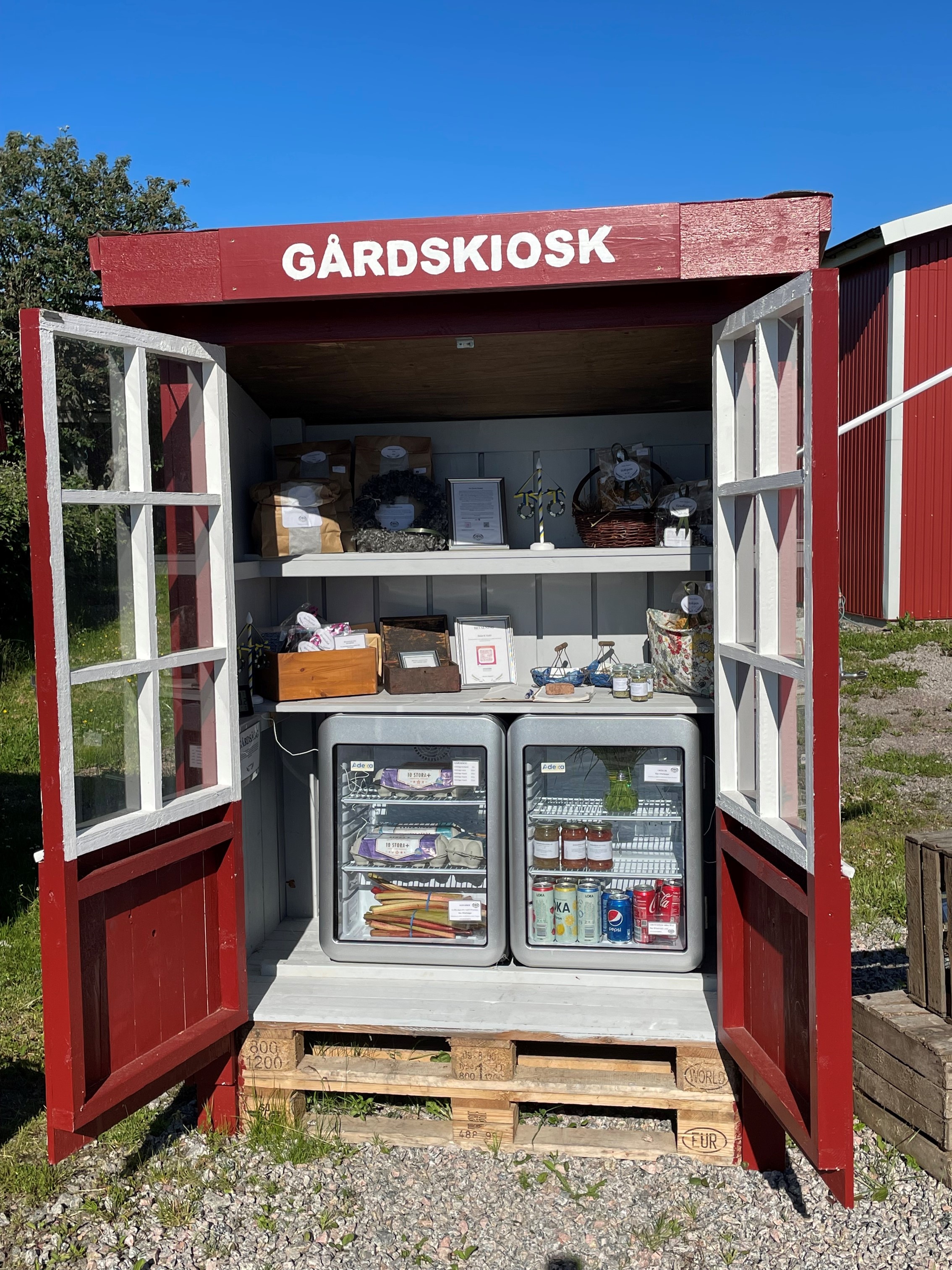 Gårdskiosk under norrsken